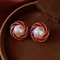 Detail von roten Emaille-Ohrringen mit großen Perlen auf einer edlen Samt-Schmuckbox - 22# Silberne Ohrstecker-Gold Rot (Vintage Emaille Wirbel Perle)