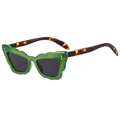 Lunettes de soleil œil de chat monture verte ondulée et branches écaille de tortue - Monture Verte Verres Gris
