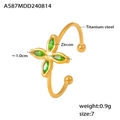 Detail eines 18k vergoldeten Kleeblatt-Ohrrings mit grünen Markasit-Zirkon-Steinen - US 7 / Offener Ring / Goldener Offener Ring-Grüner Zirkon