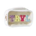 Weiße transparente PVC-Kosmetiktasche mit bunten TRVL-Chenille-Buchstaben und Goldreißverschluss - Transparente Tasche (TRVL)