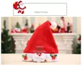 Bonnet de Noël LED rouge avec applique Père Noël en 3D et décorations de houx - Enfants Mains en l'air Père Noël
