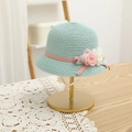 Détail d'un chapeau de paille vert menthe avec ruban rose et fleurs sur support - S (Enfants 52cm 1-6 ans) / Chapeau Seul / Bleu