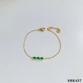Gouden roestvrijstalen armband met drie groene zirkonia's en S.steel gegraveerd bedeltje - Gouden Groene Strass Stijl (SBK457)