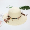 Sombrero de paja beige con colgantes de concha y cuentas de madera coloridas - Borde Ondulado / Cuentas de Madera de Concha / crema