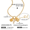 Dettaglio della collana in acciaio dorato con ciondoli a moneta, lettera L e quadrifoglio - Stile Combinazione Quadrifoglio e Moneta (JDN0410006-PS)
