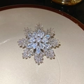 Exquisito broche de copo de nieve con baño de oro de 18k y circonitas brillantes - Copo de Nieve de Plata