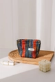 Detalle de neceser de punto bohemio con rayas coloridas y cremallera con forma de flor oro - Lana Vintage Pequeño
