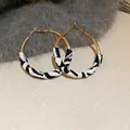 Boucles d'oreilles créoles dorées avec motif géométrique en spirale noir et blanc - Grande créole géométrique texturée / 29# Tige en argent sterling 925 - Créole blanche texturée