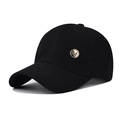 Berretto da baseball nero classico con distintivo in metallo dorato M visto di lato - Regolabile / Nero