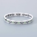 Bracelet en céramique blanche et tungstène avec cristaux verts et éléments magnétiques - Base en Céramique Blanche Incrustée de Strass Verts (KB186887-TS)