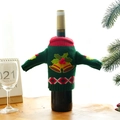 Copribottiglia di vino natalizio in maglia verde e rossa con ricami festivi - Stile con campanellini