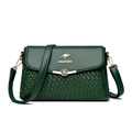 Donkergroene crossbodytas met geweven textuur en gouden kangoeroelogo in deze variant - Groen