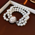 Dettaglio macro del bracciale a tre file di perle con chiusura ovale in cristallo e parti in argento - Perla di vetro 8mm / Bianco (Braccialetto)