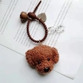 Detail eines braunen Teddy-Hund-Schlüsselanhängers mit Webseil und Herz-Anhänger - Kaffeebrauner Teddy-Anhänger