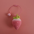 Portachiavi a fragola fatto a mano all'uncinetto rosa con anello metallico e campanellino - Rosa