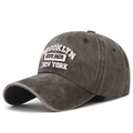 Gorra de béisbol vintage gris oscuro lavada con bordado de Brooklyn sobre fondo blanco - Ajustable / café