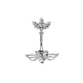 Détail du piercing de nombril argenté avec zircon cœur et ailes sur fond blanc - Style Cœur Ailé (24020201-5)
