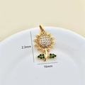 Macro d'un pendentif tournesol avec zircons et marquages de dimension 16mm - Or-Tournesol