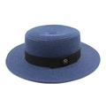Détail d'un chapeau de paille bleu marine avec ruban noir et emblème logo M doré - M (56-58cm) / Bleu marine