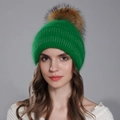 Damen Strickmütze in leuchtendem Grün mit hochwertigem Kunstfell-Pompon für den Winter - Smaragdgrün