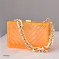 Orangefarbene Acryl-Clutch mit Chevron-Muster, goldener Kette und quadratischem Verschluss - Oranger Stil