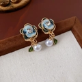 Dettaglio degli orecchini a fiore in smalto blu con cristalli e perle bianche - Perno in argento sterling 925/Lega/Perla finta / Stile Camelia Blu Oro (HE24197-1)