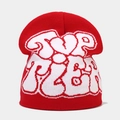 Détail du bonnet rouge en maille avec lettrage graffiti blanc et bordure en côtes fines - Rouge