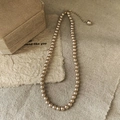 Detailansicht der französischen Vintage-Perlenkette mit champagner-goldener Verstellkette - 6mm / Champagner