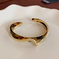 Detail eines vergoldeten, doppellagigen Armreifs mit Harz auf einer Keramikplatte - 2# Gold Gespleißter Schildpatt Doppelwickelstil