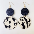 Détail de boucles d'oreilles en cuir bleu marine et fausse fourrure à motif vache - Style d'Épissage Rond Double Vache Bleu Foncé (4)