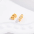Vista macro de espaciadores de plata S925 chapados en oro con piedras de circonita blanca - Dorado Tres Diamantes Doble Agujero
