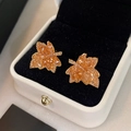 Pendientes de hoja de arce chapados en oro con circonitas naranjas y claras en caja de joyas - Pin de Plata - Pendientes de Hoja de Arce