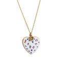 Dettaglio della collana con medaglione a cuore d'oro con smalto leopardato e campanello - Farfalla Leopardo / Blu/Giallo