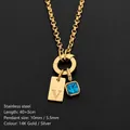 Collar de acero inoxidable chapado en oro 14K con colgante de letra V y cristal azul - Letra V