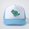 Detail der blau-weißen Trucker-Mütze mit grünem Saudi-Arabien-Kartendruck und Kalligraphie - Verstellbar / Weiß/Himmelblau