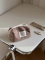 Detailstruktur der braunen Fischgrät-Stofftasche mit Reißverschluss und elegantem Webetikett - Dunkelrot