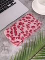 Detailopname van roze pluchen portemonnee met luipaardprint en metalen rits op bureau - Watermeloen Roze