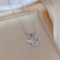 Dettaglio macro della collana con foglia di ginkgo argento su tessuto di seta - Argento (N217)