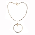Detail von goldenem Büroklammer-Ketten-Set mit klassischem OT-Knebelverschluss für Damen - Gold Halskette Armband Set