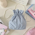 Détail du cabas en toile bleu clair avec cordon de serrage et décor de perles - Bleu Gris