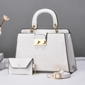 Conjunto de bolso y monedero blanco con textura de cocodrilo y herrajes dorados - Blanco