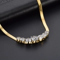 Elegante collana a catena serpente dorata con sette pietre di zircone su pelle nera - Oro Zircone Bianco