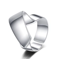 Anillo abierto moderno minimalista plateado en forma de C con diseño torcido pulido - Abierto Ajustable / Oro Blanco