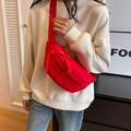 Sac de poitrine rouge en toile pour femme avec lettres brodées et bandoulière réglable - Rouge