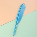Elegante penna gel azzurra a forma di piuma con finitura metallica su sfondo pastello - Blu