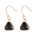 Goldene Dreieck-Ohrringe mit schwarzem Kristallanhänger auf reinem weißem Hintergrund - Gold Schwarze Dreieck Ohrringe (KE105511-K)