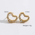 Orecchini a perno a cuore traforato in oro con cristalli scintillanti, 12mm - Bianco