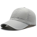 Berretto da baseball in mesh grigio chiaro traspirante con scritte riflettenti e visiera curva - Grigio chiaro