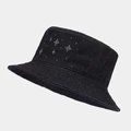 Détail d'un bob en jean noir avec motif étoile en strass argentés et coutures précises - Taille unique / Noir