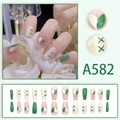Dettaglio delle unghie a pressione verde e bianco con motivo a cuore in forma ballerina - Stile con Colla (A582)